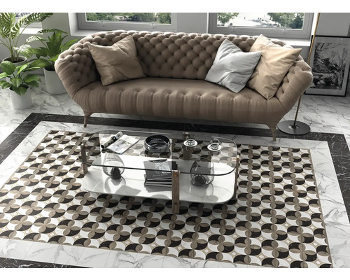 Wohnzimmer mit Sofa, Couchtisch und gemustertem Teppich