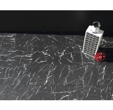 Boden mit Fliesen in Marmoroptik, darauf ein Dekorationsobjekt und eine künstliche Blume.