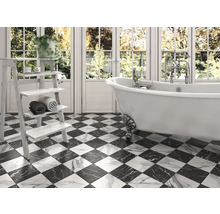 Badezimmer mit freistehender Badewanne, Regal und Schachbrettfliesen