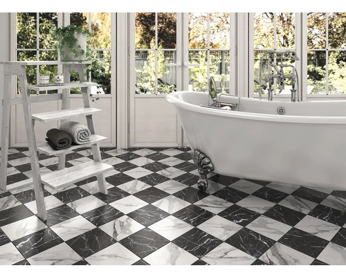 Badezimmer mit freistehender Badewanne, Regal und Schachbrettfliesen