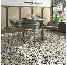 Esszimmer mit gemusterten Bodenfliesen, Esstisch und Stühlen