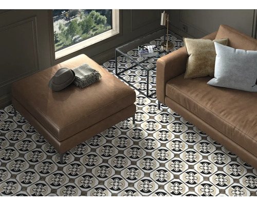 Wohnzimmer mit Sofa, Hocker und gemusterten Fliesen