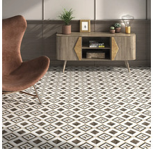 Interieuransicht mit Stuhl, Kommode und Bodenfliesen mit geometrischem Muster