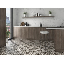 Heller Küchenraum mit gemusterten Bodenfliesen, Arbeitsplatte, Spüle und Dekoration