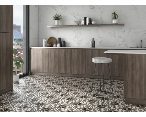 Heller Küchenraum mit gemusterten Bodenfliesen, Arbeitsplatte, Spüle und Dekoration