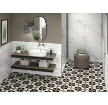 Helles Badezimmer mit Waschbecken, Spiegel, Ablageflächen und gemusterten Fliesen