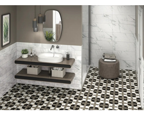 Helles Badezimmer mit Waschbecken, Spiegel, Ablageflächen und gemusterten Fliesen