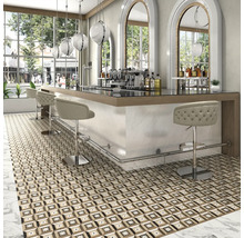 Innenraumansicht einer Bar mit Fliesenboden, Barhockern und Bartheke