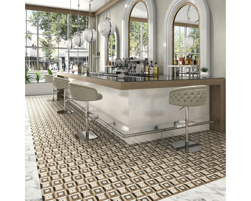 Innenraumansicht einer Bar mit Fliesenboden, Barhockern und Bartheke