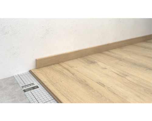 Verlegung von Laminatboden mit Sockelleiste