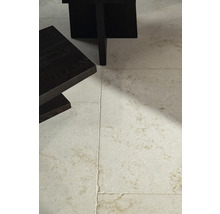 Bodenfliesen aus Naturstein unter einem Tisch