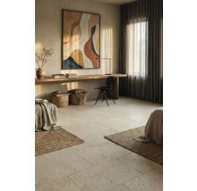 Heller Raum mit modernem Gemälde, Schreibtisch und Textilien