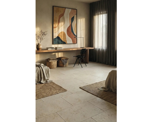 Heller Raum mit modernem Gemälde, Schreibtisch und Textilien