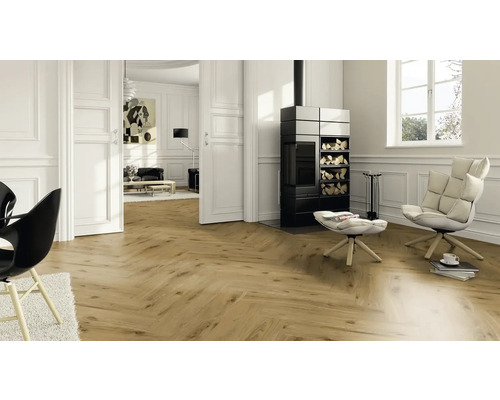 Wohnzimmer mit Fischgrätparkett, Kamin und Sesseln