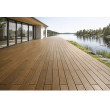 Terrasse mit Holzboden und Blick auf den See