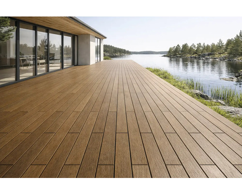 Terrasse mit Holzboden und Blick auf den See