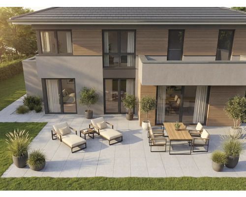Außenbereich eines modernen Hauses mit Terrassenmöbeln auf Fliesen