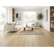 Heller Wohnraum mit Sofa, Sessel, Teppich und Holzboden