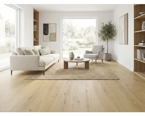 Heller Wohnraum mit Sofa, Sessel, Teppich und Holzboden