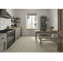 Helle Küche mit Herd, Spüle, Esstisch und gemusterten Bodenfliesen für ein stilvolles Ambiente.