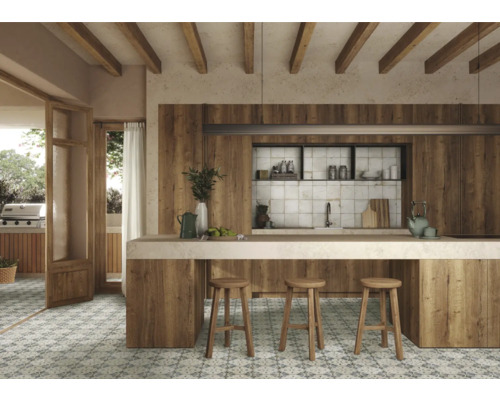 Helle Küche mit Holzelementen, Kücheninsel und gemustertem Boden