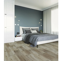 Modernes Schlafzimmer mit Bodenbelag in Holzoptik, grauem Bett, blauer Akzentwand und weißen Wandlampen.