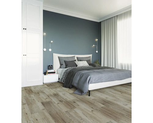 Modernes Schlafzimmer mit Bodenbelag in Holzoptik, grauem Bett, blauer Akzentwand und weißen Wandlampen.