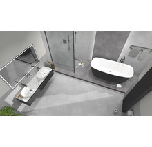 Helles Badezimmer mit Doppelwaschtisch, Badewanne und Dusche