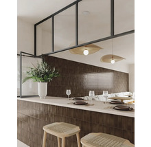 Moderner Essbereich mit glänzenden rechteckigen Wandfliesen, einer Theke, Holzhockern und einer Glastrennwand mit Rahmen.