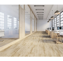 Modernes, helles Großraumbüro mit Bodenbelag in heller Holzoptik, Glastrennwänden, Schreibtischen aus Holz und industriellen Pendelleuchten.