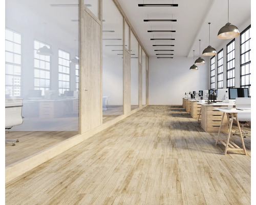 Modernes, helles Großraumbüro mit Bodenbelag in heller Holzoptik, Glastrennwänden, Schreibtischen aus Holz und industriellen Pendelleuchten.