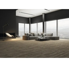 Modernes Wohnzimmer mit dunklem Holzboden, grauem Ecksofa, großen Fensterfronten und minimalistischer Einrichtung.