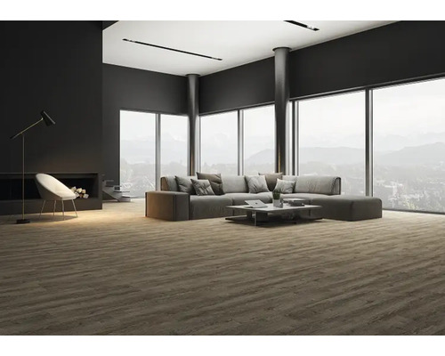 Modernes Wohnzimmer mit dunklem Holzboden, grauem Ecksofa, großen Fensterfronten und minimalistischer Einrichtung.