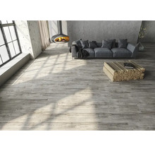 Modernes Wohnzimmer mit Bodenbelag in Holzoptik, Sofa, Couchtisch aus Holz und hängendem Kamin.