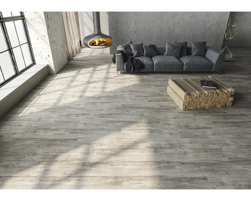 Modernes Wohnzimmer mit Bodenbelag in Holzoptik, Sofa, Couchtisch aus Holz und hängendem Kamin.