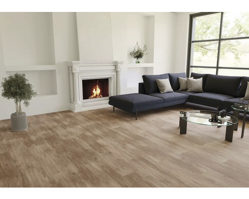 Modernes Wohnzimmer mit Vinylboden in Holzoptik, weißem Kamin mit brennendem Feuer, dunkelgrauem Sofa und Glastisch.
