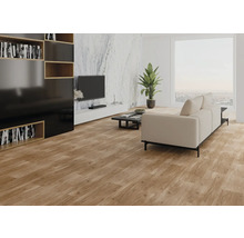 Modernes helles Wohnzimmer mit Bodenbelag in Holzoptik, beigem Sofa und einer Wand in Marmoroptik.