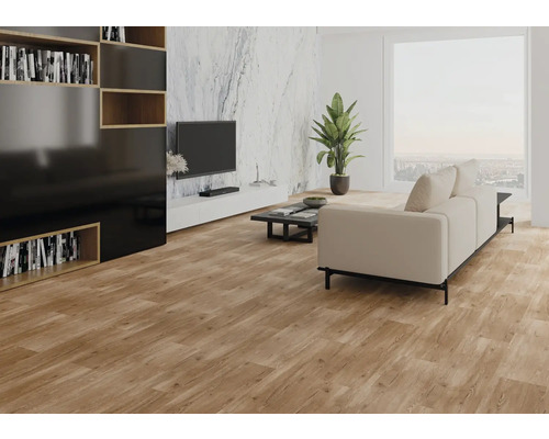 Modernes helles Wohnzimmer mit Bodenbelag in Holzoptik, beigem Sofa und einer Wand in Marmoroptik.