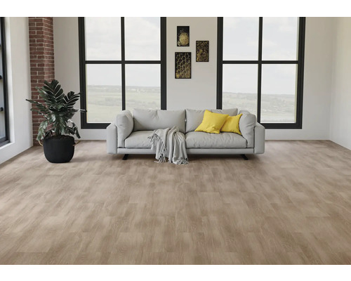 Hellbrauner Vinylboden in Eichenoptik in einem modernen Wohnzimmer mit grauem Sofa, großen Fenstern und einer Zimmerpflanze.