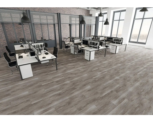 Moderner Büroraum im Industriedesign mit Bodenbelag in Holzoptik, weißen Schreibtischen, schwarzen Stühlen und großen Fenstern.