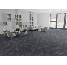 Großer, heller Raum mit dunklem Boden in Marmoroptik, grauen Sesseln, weißem Sofa und Wandnischen.
