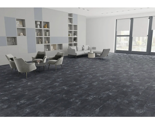 Großer, heller Raum mit dunklem Boden in Marmoroptik, grauen Sesseln, weißem Sofa und Wandnischen.
