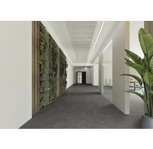 Heller moderner Büroflur mit dunklem Boden, vertikalem Garten an der Wand zwischen Holzlamellen und Glaswänden zu Büroräumen.