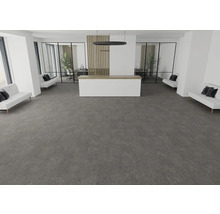 Großzügiger Büro-Empfangsbereich mit dunkelgrauem Vinylboden in Steinoptik, weißen Sofas und Empfangstresen. Modernes und minimalistisches Design.