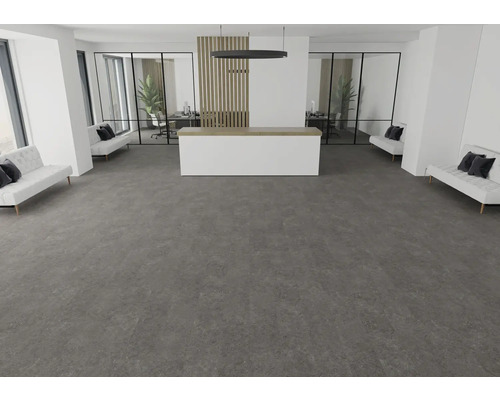 Großzügiger Büro-Empfangsbereich mit dunkelgrauem Vinylboden in Steinoptik, weißen Sofas und Empfangstresen. Modernes und minimalistisches Design.
