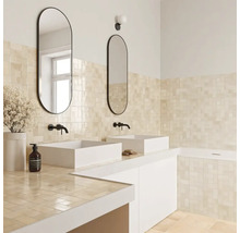 Modernes Badezimmer mit beigen Wandfliesen, zwei weißen Aufsatzwaschbecken, ovalen Spiegeln mit schwarzem Rahmen und schwarzen Wandarmaturen.