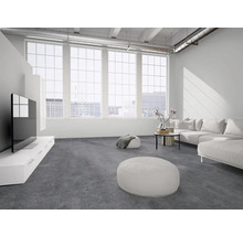 Hellgrauer Teppichboden in einem modernen, hellen Wohnzimmer mit weißem Sofa, Fernseher und großen Fenstern im Loft-Stil.