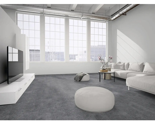 Hellgrauer Teppichboden in einem modernen, hellen Wohnzimmer mit weißem Sofa, Fernseher und großen Fenstern im Loft-Stil.