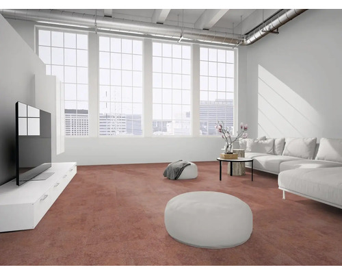 Moderner, heller Wohnraum mit großen Fenstern, weißem Sofa und rotbraunem Teppichboden.