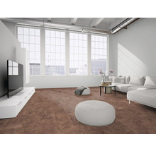 Moderner, heller Wohnbereich im Loft-Stil mit braunem Bodenbelag in Steinoptik, weißem Sofa, TV-Board und großen Fenstern.